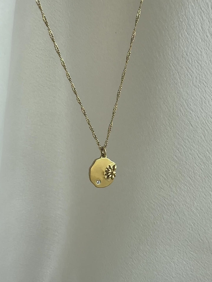 Elasisters April Daisy Birthday Flower Pendant Necklace